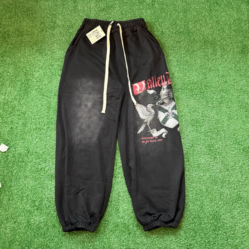 Vale Forever - Valley Dreams Black/Grey
Armored In Style Sweatpants